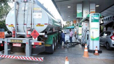 Governo diz que abastecimento de diesel está garantido até o final de abril