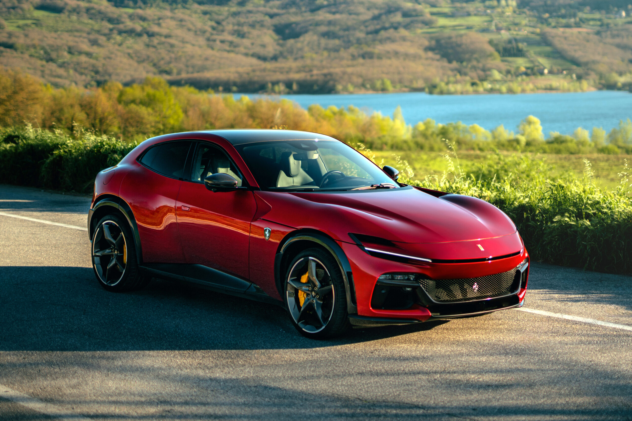 Ferrari Purosangue Handling Speciale foca na dinâmica e no ronco mais alto do V12