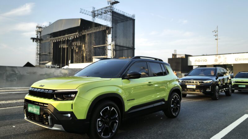 Jeep Avenger 2027 se rende à grade iluminada e aparece antes no Brasil