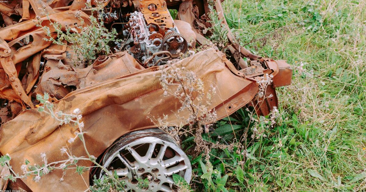 Roda aro 17 esportiva de liga leve instalada em carro popular