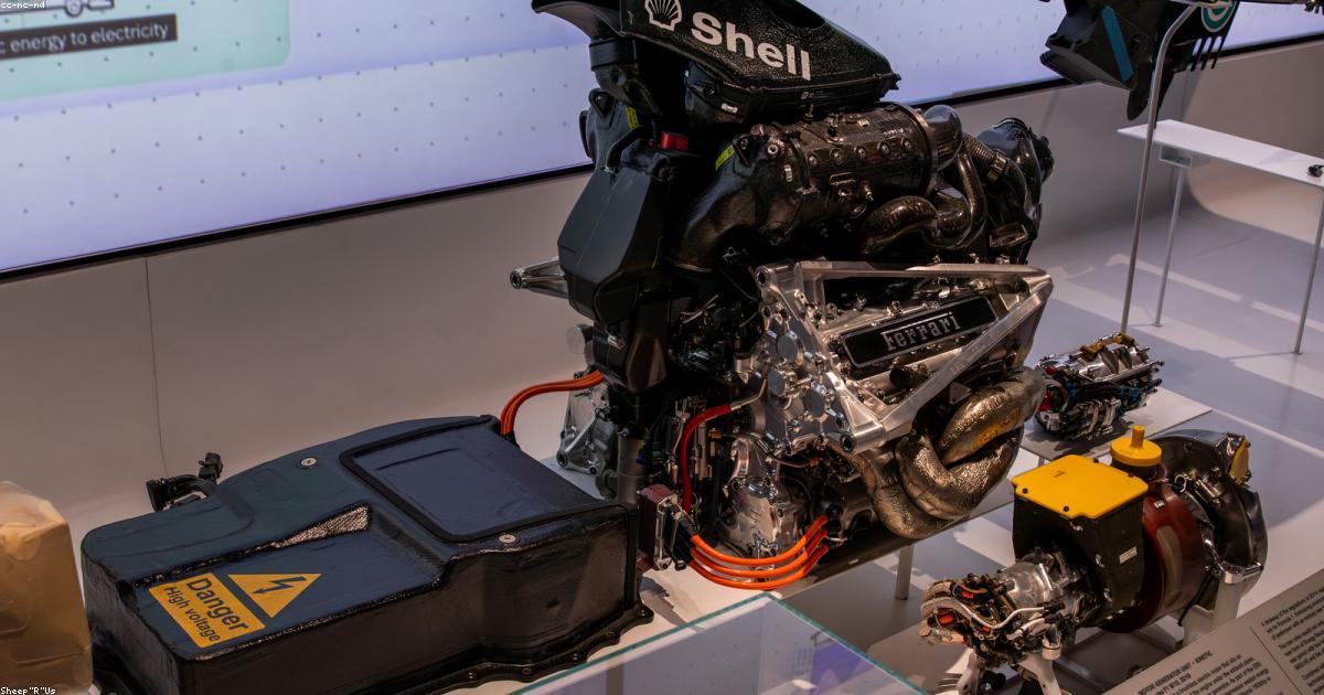 Bateria automotiva nova instalada no compartimento do motor