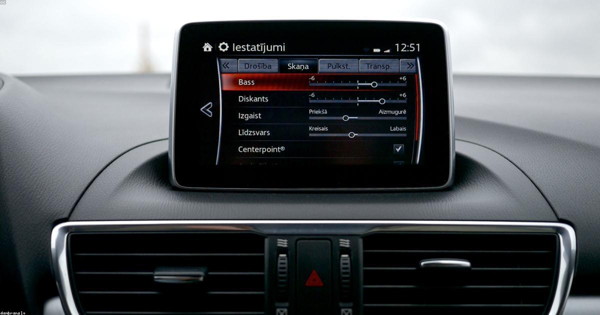 Tela de carro mostrando interface de espelhamento de smartphone com mapa