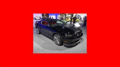 Acessorios automotivos essenciais organizados ao lado de carro novo