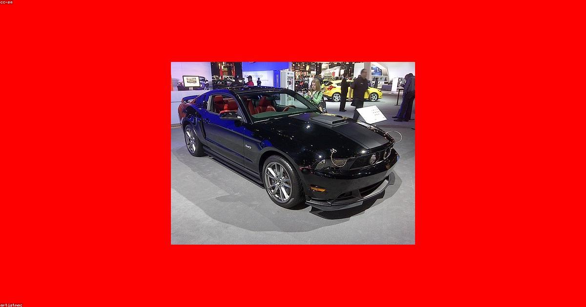 Acessorios automotivos essenciais organizados ao lado de carro novo