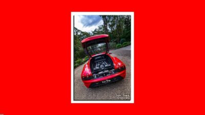 Polidor automotivo sendo usado em capo de carro escuro