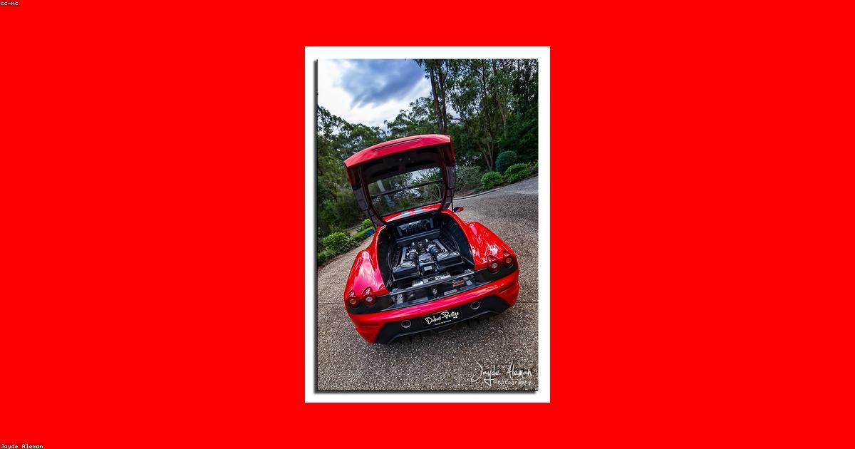 Polidor automotivo sendo usado em capo de carro escuro