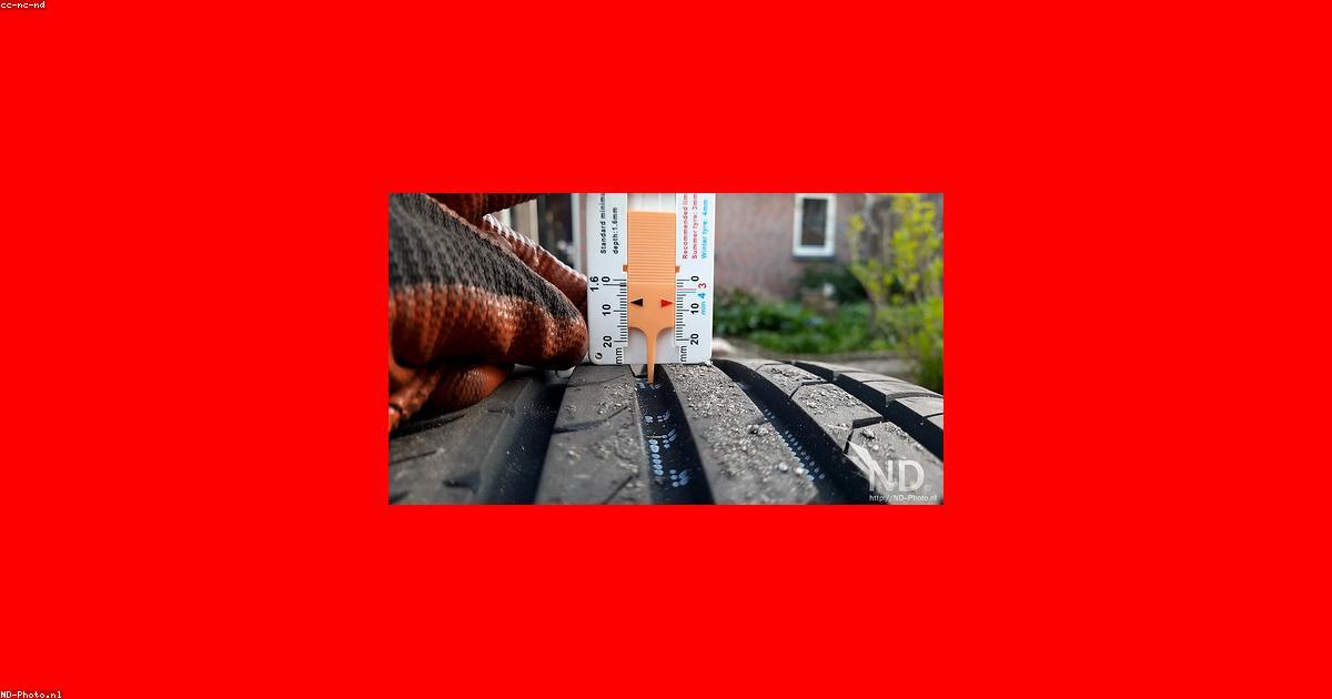 Pneu novo de carro instalado em roda esportiva