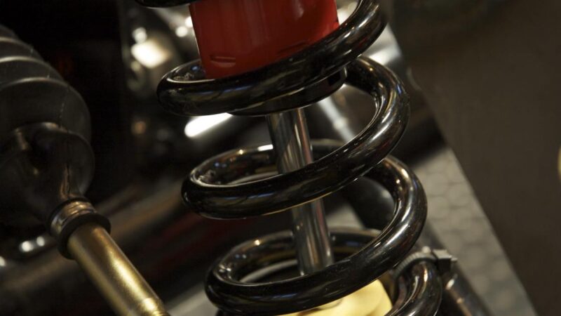 Suspensão esportiva coilover instalada em carro rebaixado