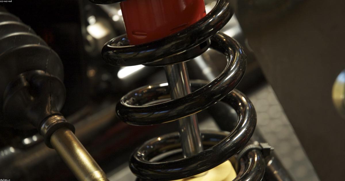 Suspensão esportiva coilover instalada em carro rebaixado