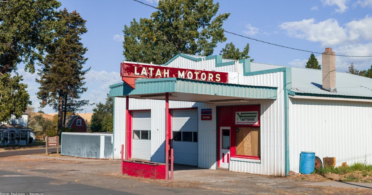 Óleo de motor sendo despejado em motor de carro
