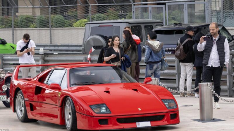 Ferrari vermelha estacionada em frente a casa moderna em dia ensolarado