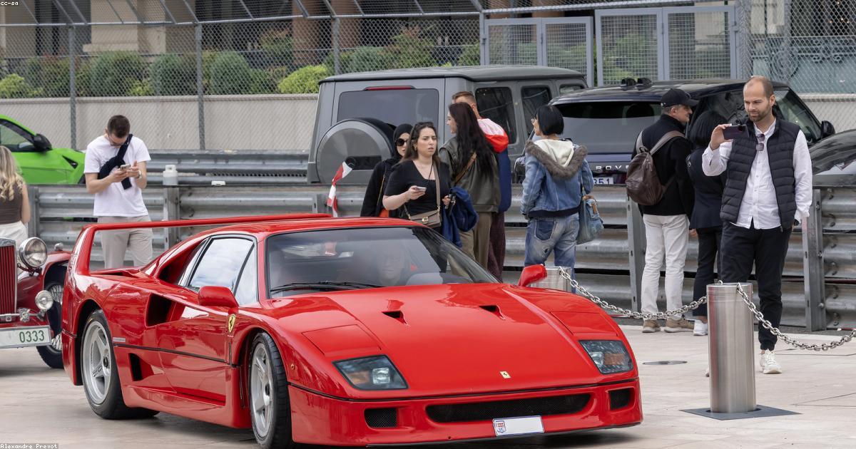 Ferrari vermelha estacionada em frente a casa moderna em dia ensolarado