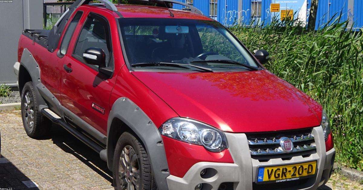 Fiat Strada e Volkswagen Saveiro lado a lado em comparativo de picapes compactas