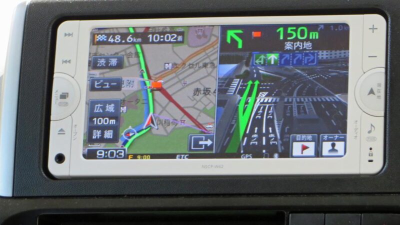 GPS automotivo com tela colorida instalado no painel do carro