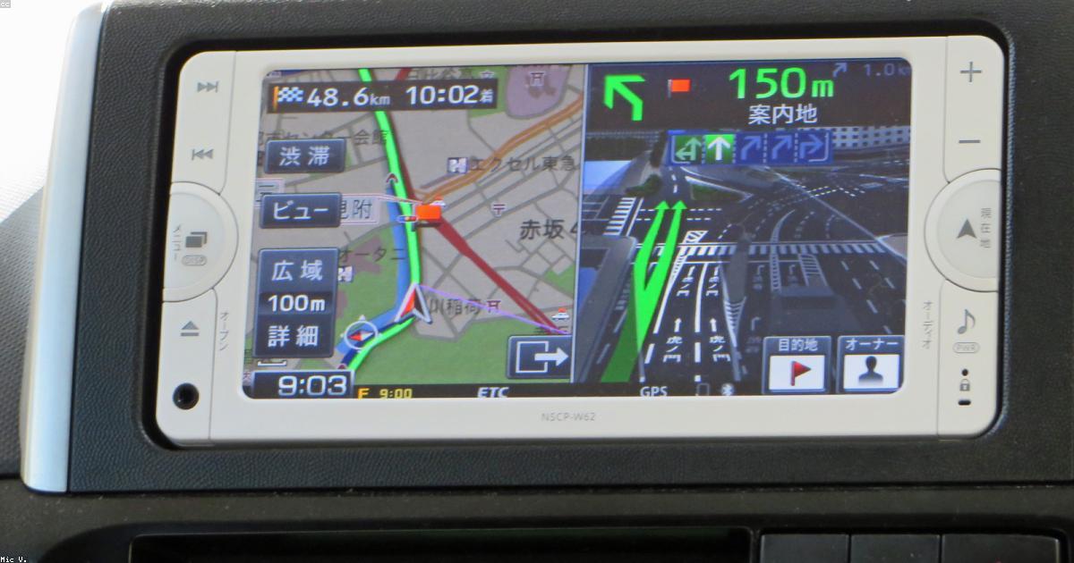 GPS automotivo com tela colorida instalado no painel do carro