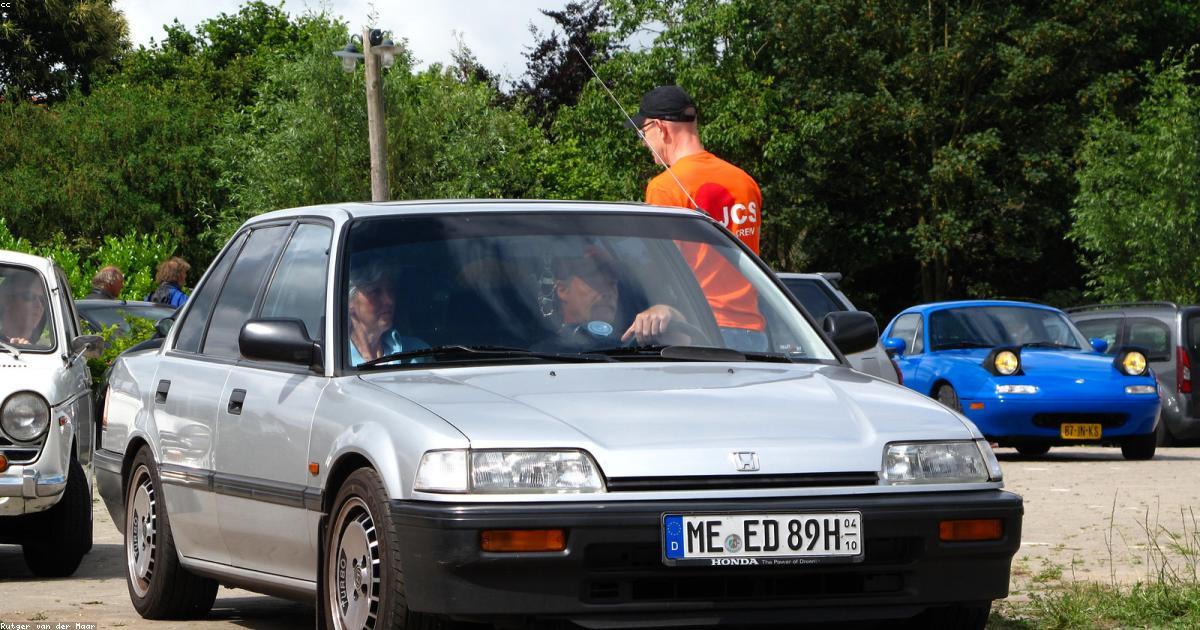Honda Civic e Toyota Corolla lado a lado em comparativo de sedãs médios