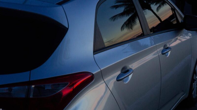 Hyundai HB20 e Chevrolet Onix em comparativo de hatches compactos