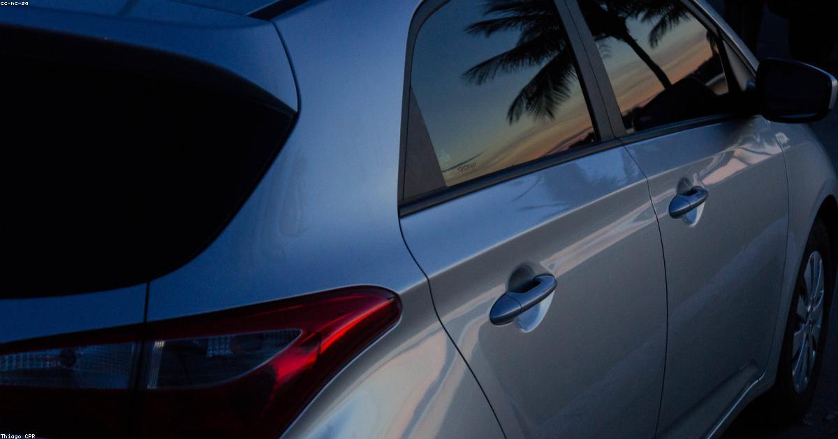 Hyundai HB20 e Chevrolet Onix em comparativo de hatches compactos