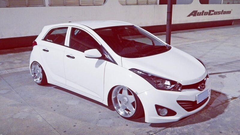 Hyundai HB20 estacionado em area urbana com linhas modernas