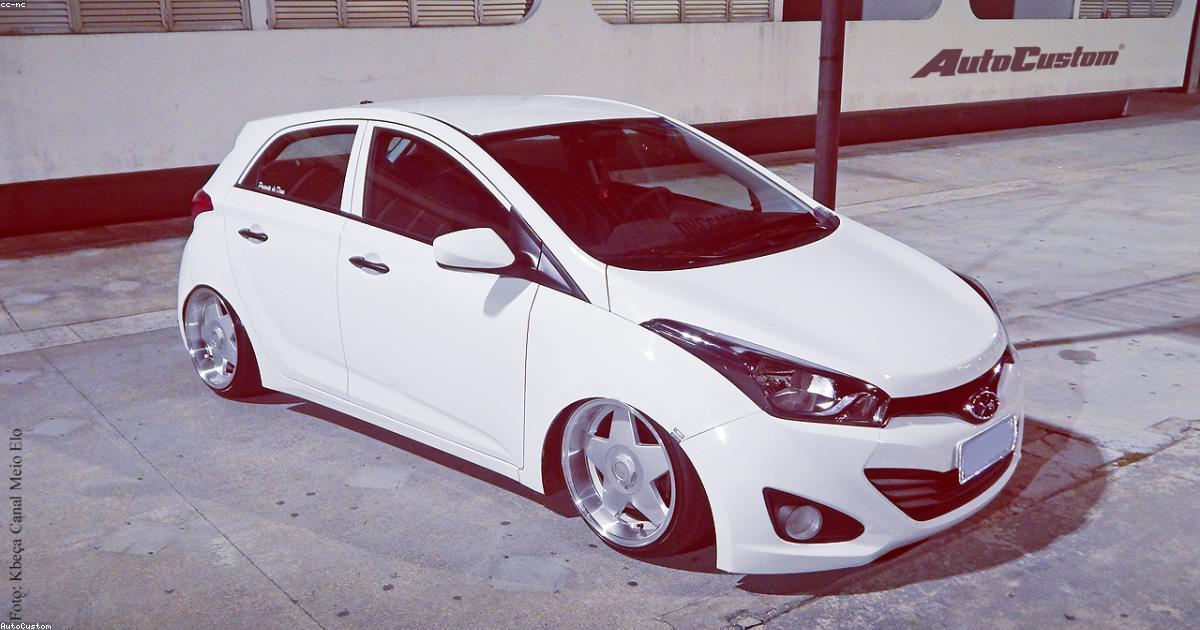 Hyundai HB20 estacionado em area urbana com linhas modernas