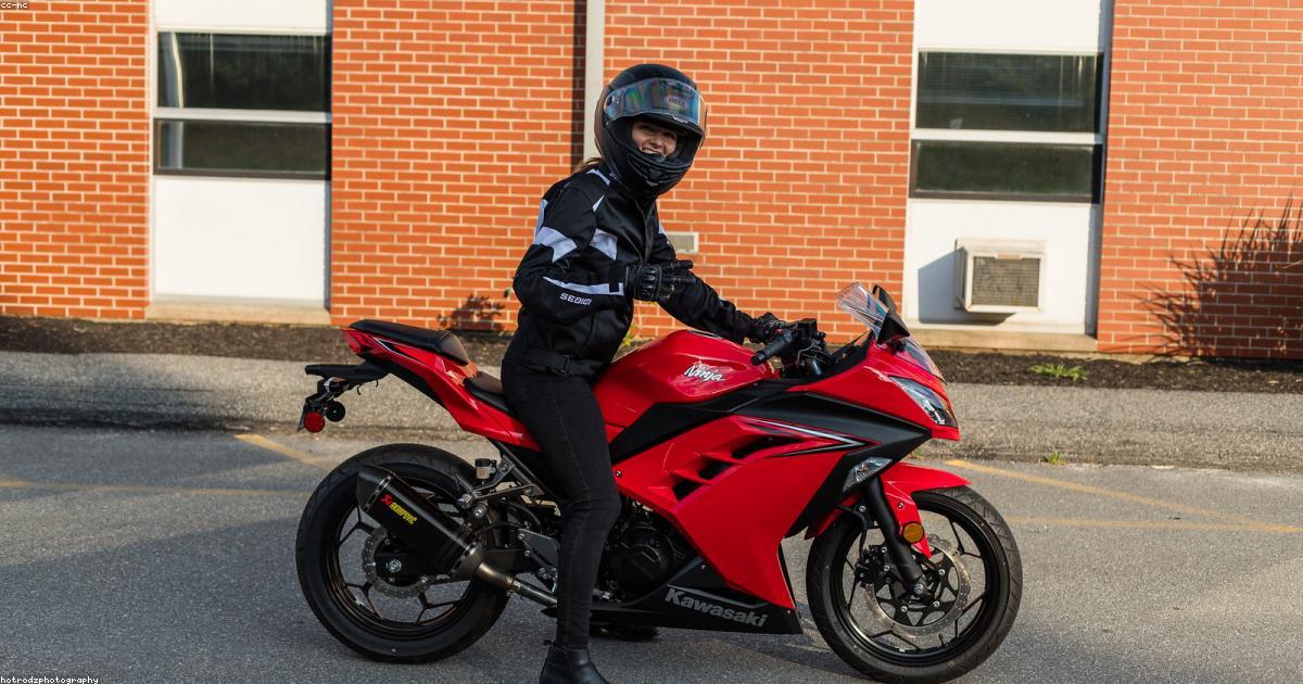 Honda CB 300F e Yamaha Fazer 250 lado a lado em estrada