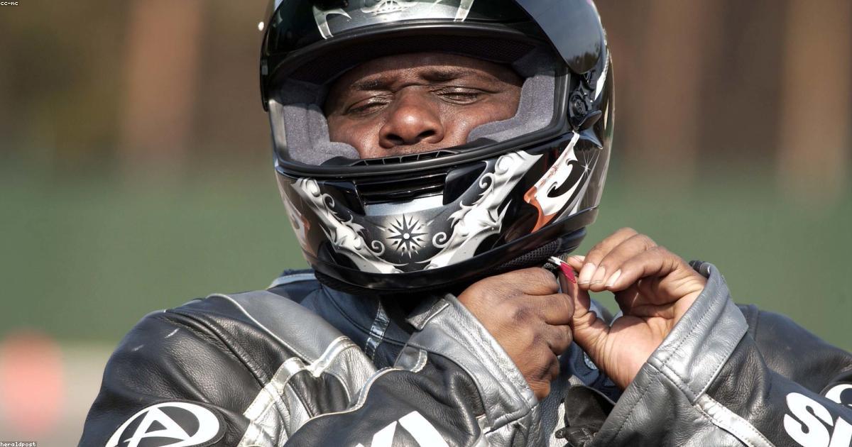 Aluno de autoescola praticando manobras de moto em pista de treinamento