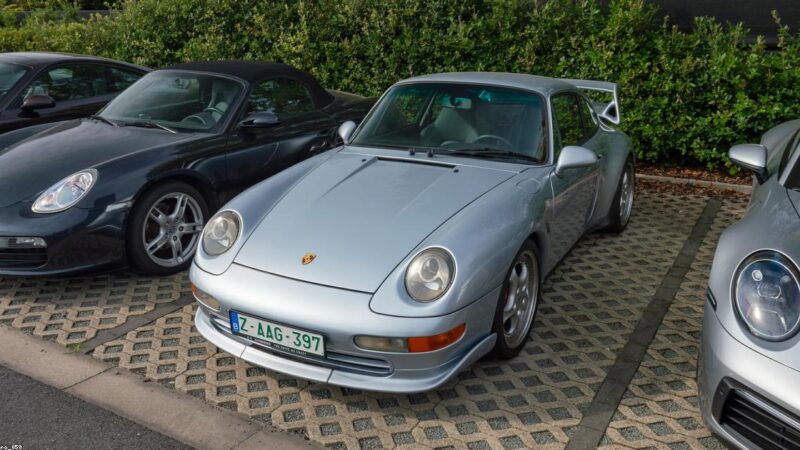 Porsche 911 prata estacionado em garagem de luxo