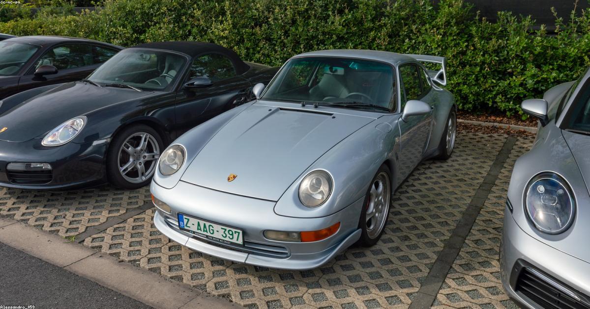 Porsche 911 prata estacionado em garagem de luxo
