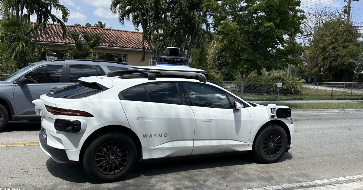 Painel de carro moderno com sistema de assistência de condução ativo na rodovia