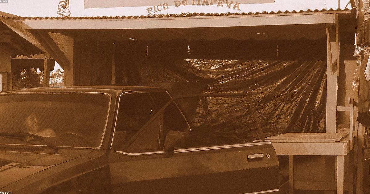 Vista lateral de carros populares estacionados em fila em concessionaria