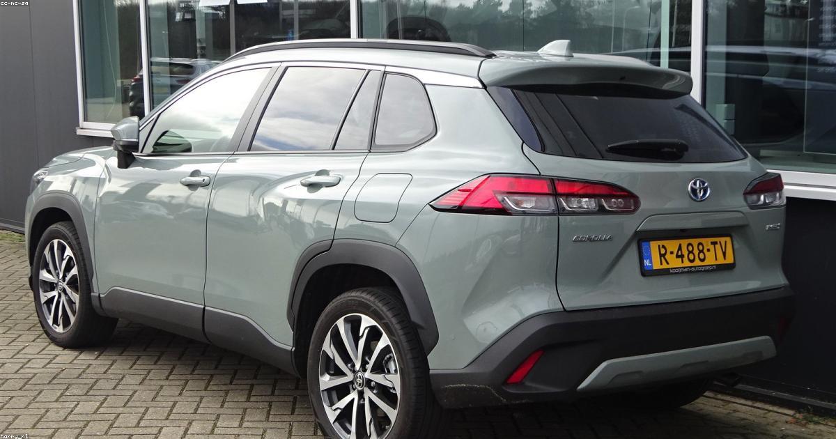 Toyota Corolla Cross SUV branco em estrada com paisagem ao fundo