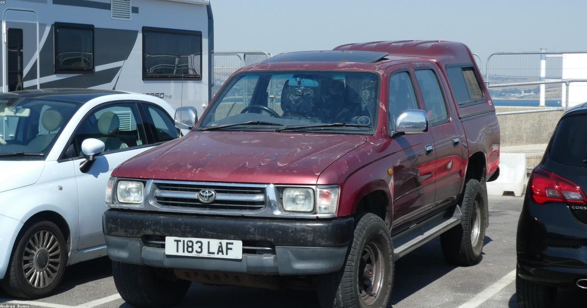 Toyota Hilux e Ford Ranger lado a lado em comparativo de picapes médias