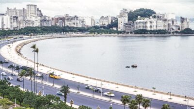 Fusca azul clássico estacionado em rua brasileira com aspecto vintage