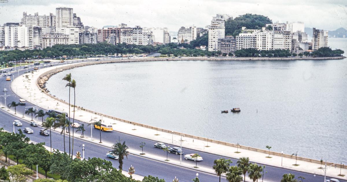 Fusca azul clássico estacionado em rua brasileira com aspecto vintage