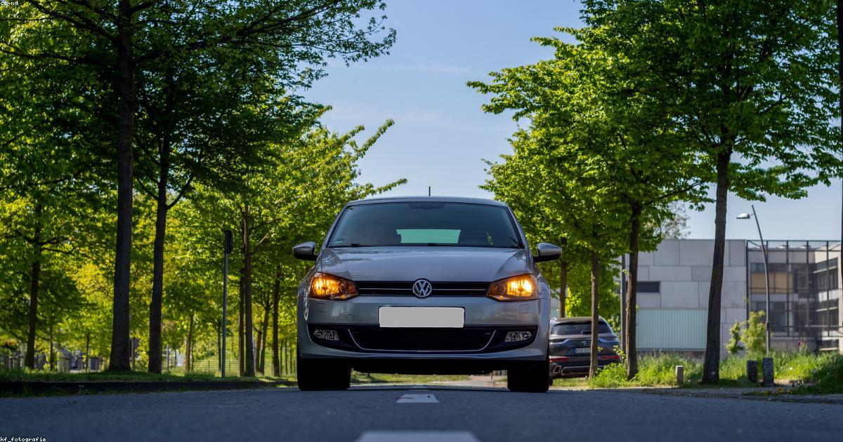 Volkswagen Polo hatch estacionado em rua urbana