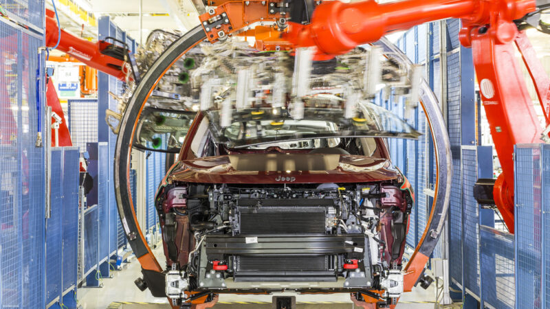 BYD quer comprar fábricas da Stellantis na Europa para produzir carros elétricos
