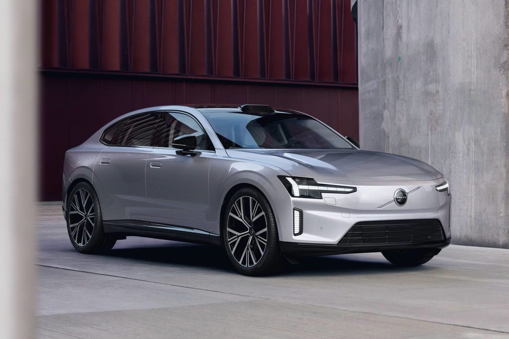 Volvo ES90 chega ao Brasil em agosto e marca o retorno da sueca aos sedãs