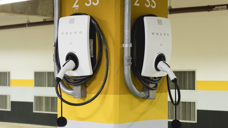 Projeto de lei quer multar motoristas que ocuparem vagas de carros elétricos
