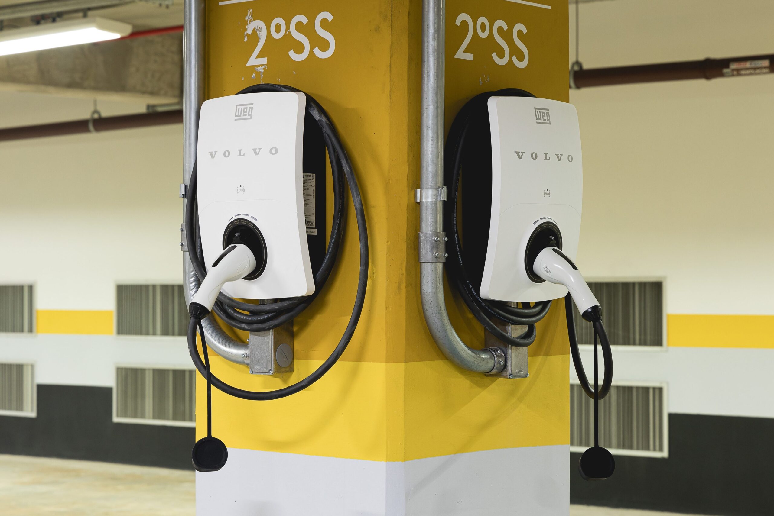 Projeto de lei quer multar motoristas que ocuparem vagas de carros elétricos