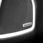 Donos de Jeep Commander descobrem que som Harman Kardon usa alto-falantes comuns