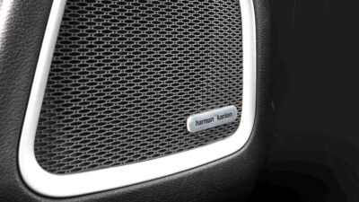 Donos de Jeep Commander descobrem que som Harman Kardon usa alto-falantes comuns
