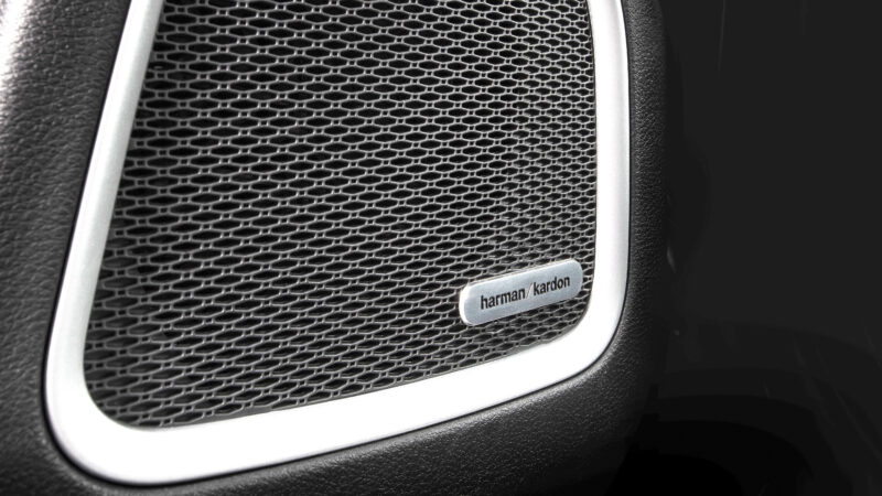 Donos de Jeep Commander descobrem que som Harman Kardon usa alto-falantes comuns