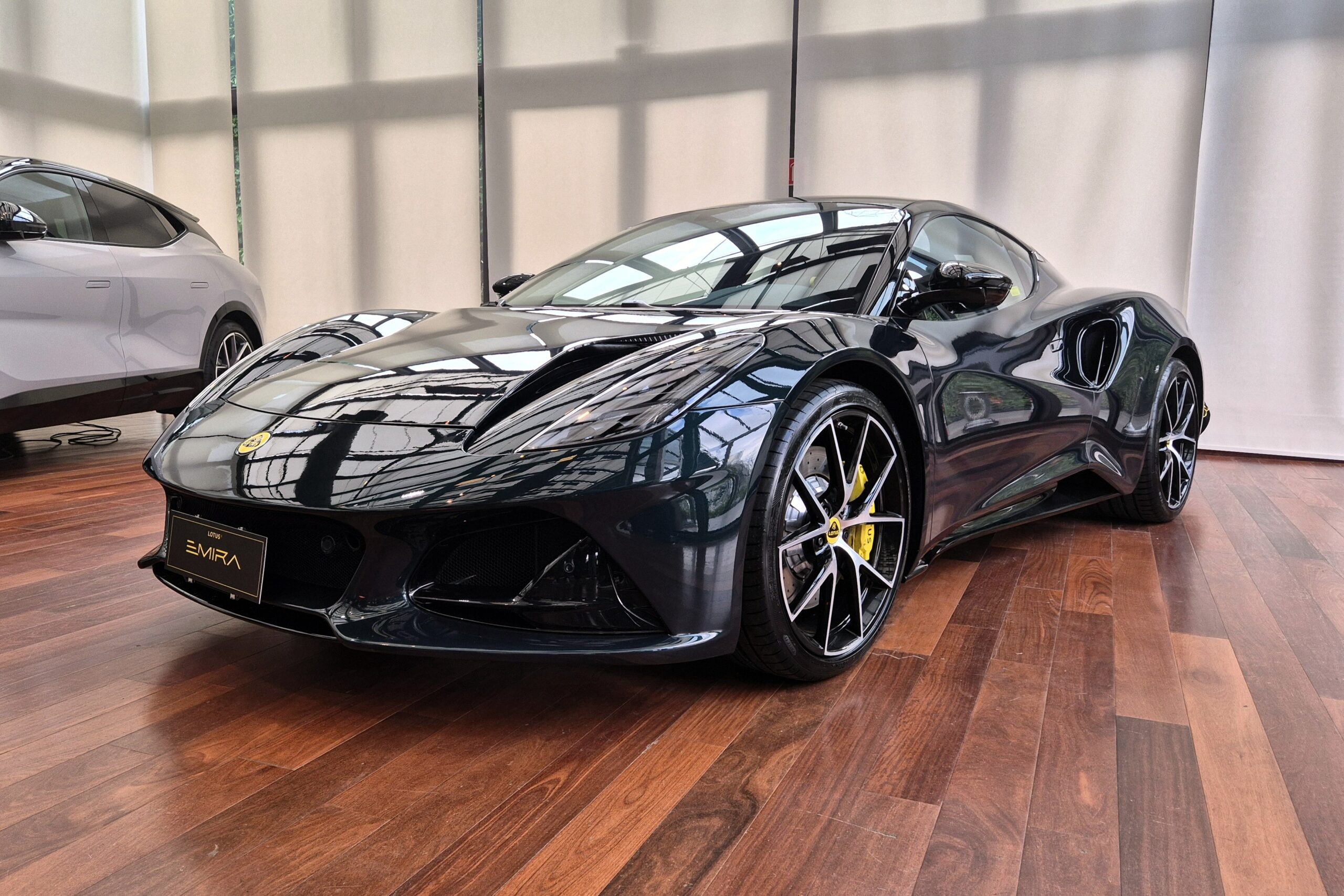 Lotus estreia no Brasil com esportivo raiz, SUV elétrico e até hipercarro de 2.039 cv