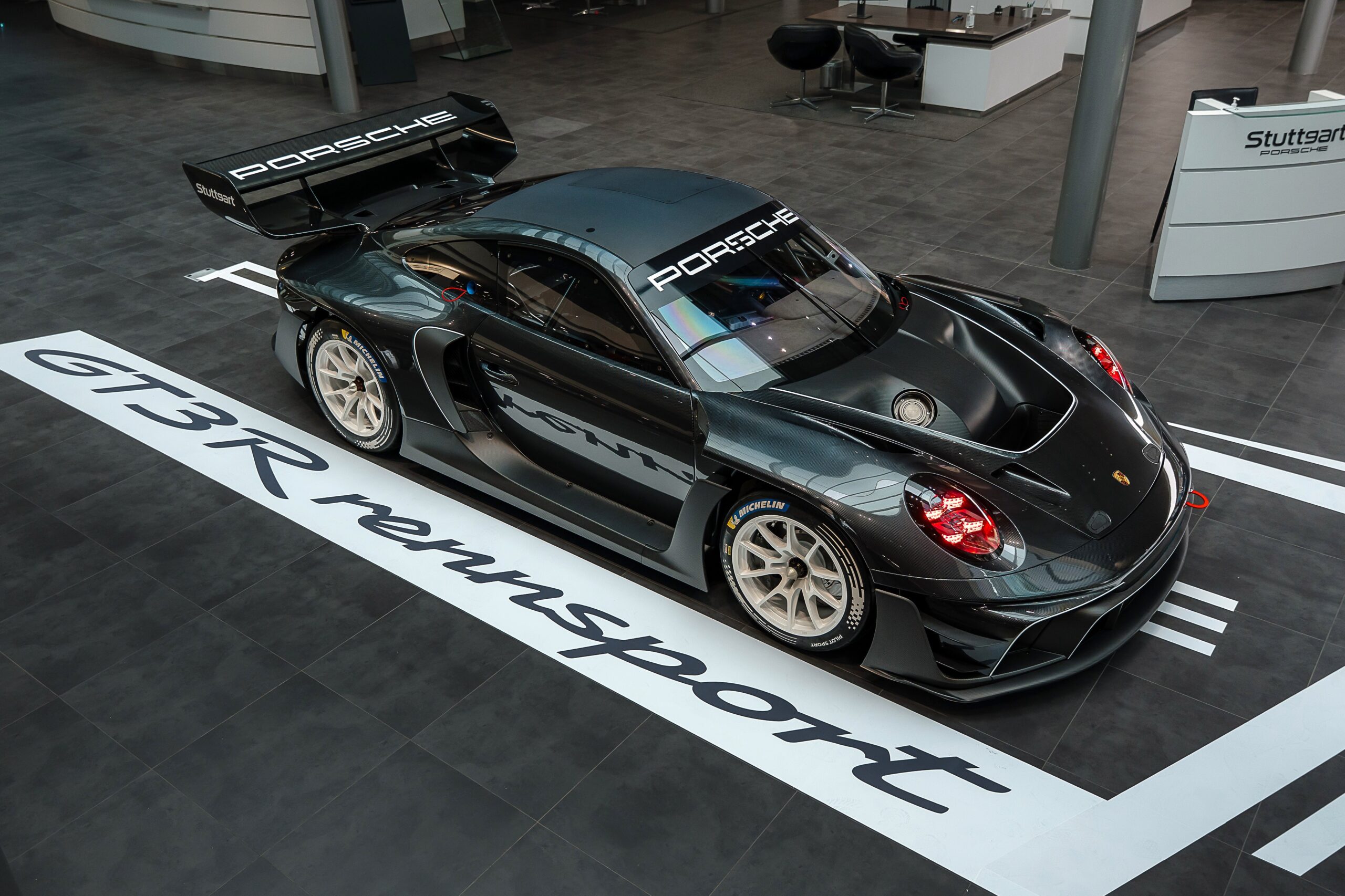 Porsche 911 GT3 R Rennsport é proibido nas ruas e nas pistas e está exposto no Brasil