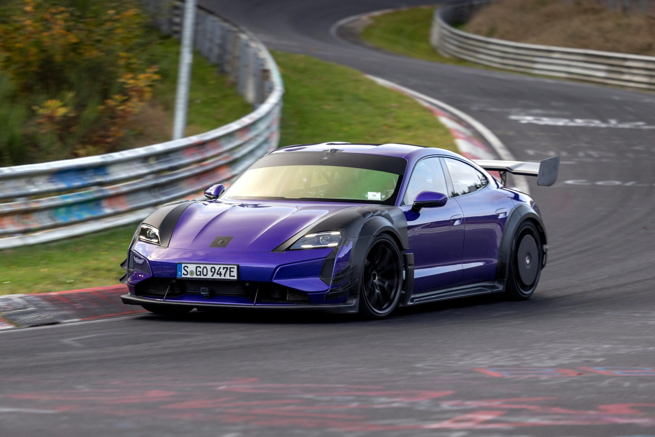 Porsche Taycan Turbo GT Manthey baixa tempo em Nürburgring e engole Xiaomi elétrico