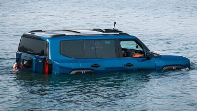 Confirmado para o Brasil, Jetour G700 ganha hélices e atravessa lago na China