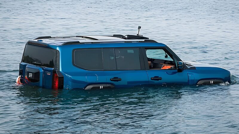 Confirmado para o Brasil, Jetour G700 ganha hélices e atravessa lago na China