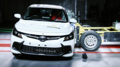 Carro da Toyota zera em avaliação de segurança e tem crash-test interrompido