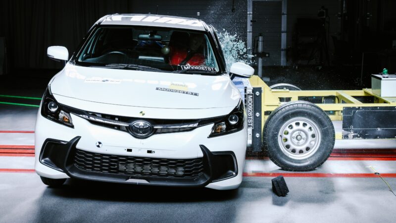 Carro da Toyota zera em avaliação de segurança e tem crash-test interrompido