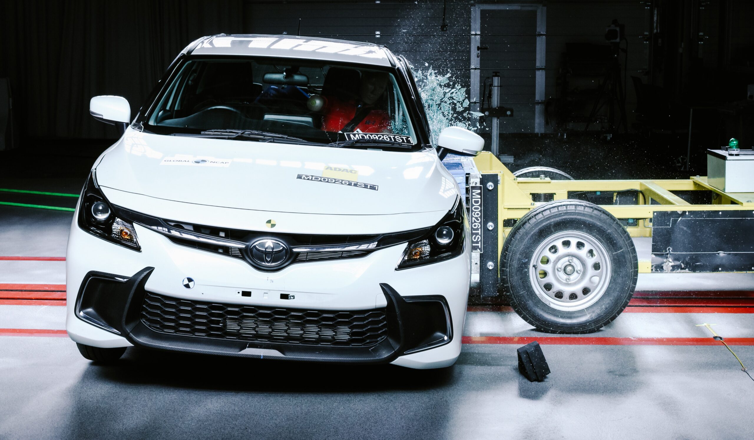 Carro da Toyota zera em avaliação de segurança e tem crash-test interrompido